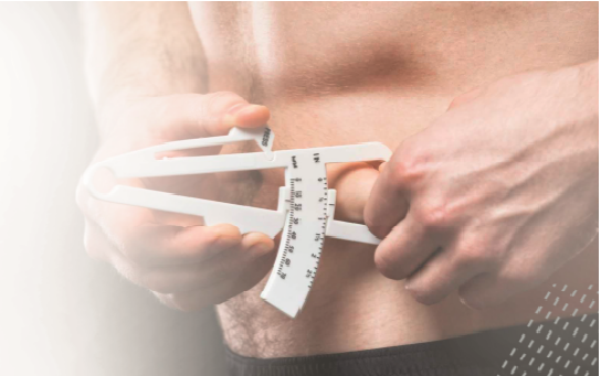 Homem medindo gordura abdominal