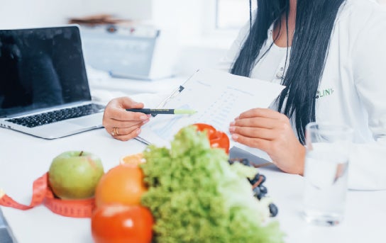 Nutricionista com prancheta na mão