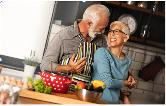 Casal cozinhando