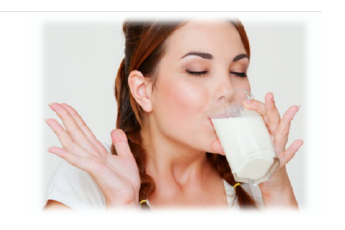 Mulher tomando um copo de leite 