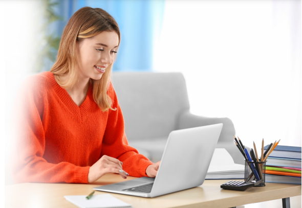 mulher usando notebook para trabalhar - cafeína e disposição