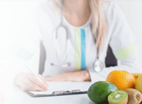 nutricionista escrevendo em um papel e frutas em sua frente nutricionista escrevendo em um papel e frutas em sua frente