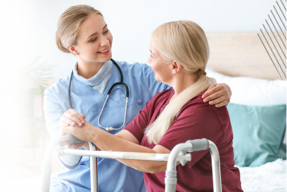 medica cuidando de paciente na reabilitação