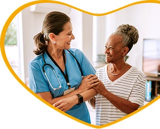 Profissional de saúde conversando com paciente idosa