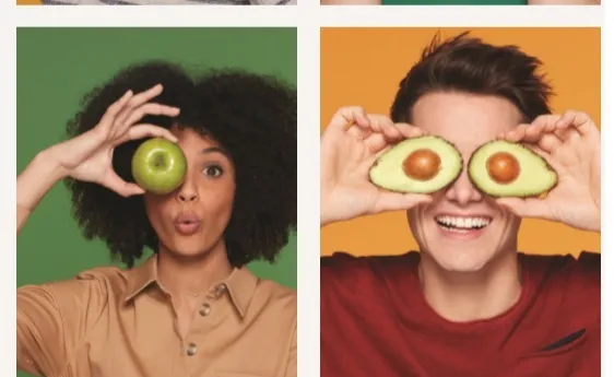 Homem e mulher com frutas nas mãos
