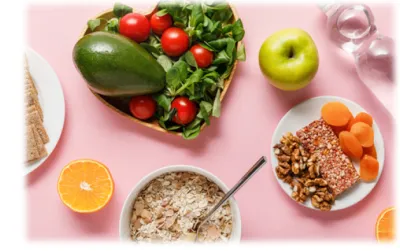 Frutas, vegetais e cereais em cima da mesa