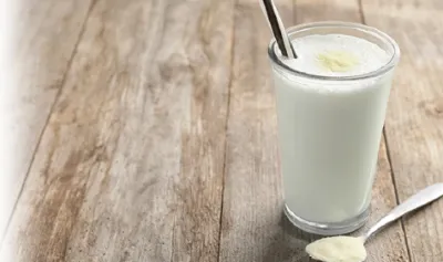 Copo com whey pre treino em cima da mesa
