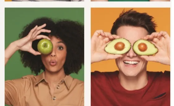Homem e mulher com frutas nas mãos