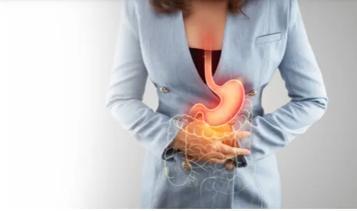 Mulher segurando a barriga e ícone de intestino