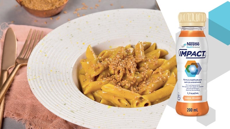 Penne ao molho de cúrcuma com um toque de pêssego e linhaça
