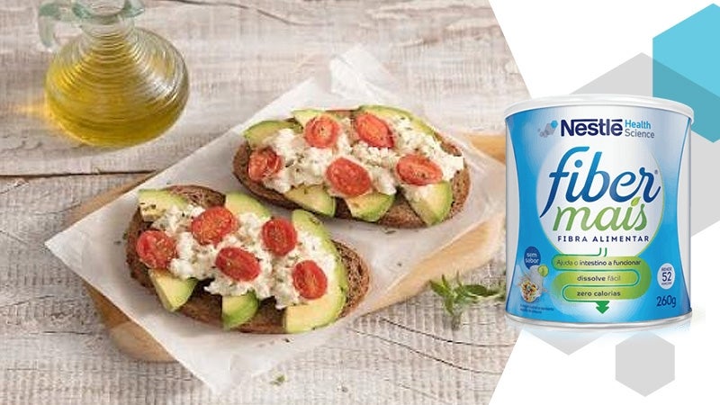 Avocado toast com patê de ricota