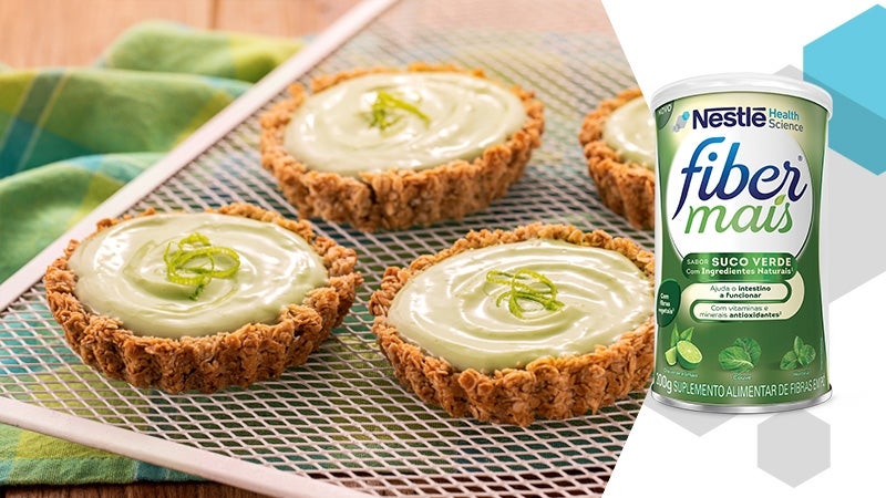 Tortinha de limão com suco verde